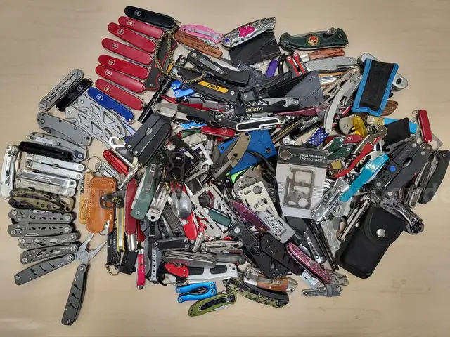 Bag of miscellaneous Knives & Multi-Tools