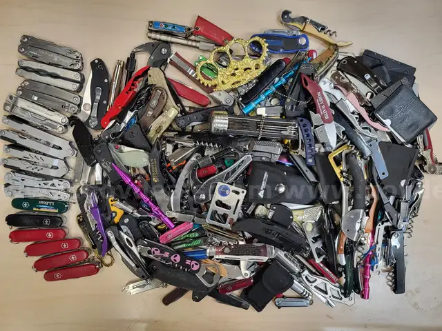 Bag of miscellaneous Knives & Multi-Tools