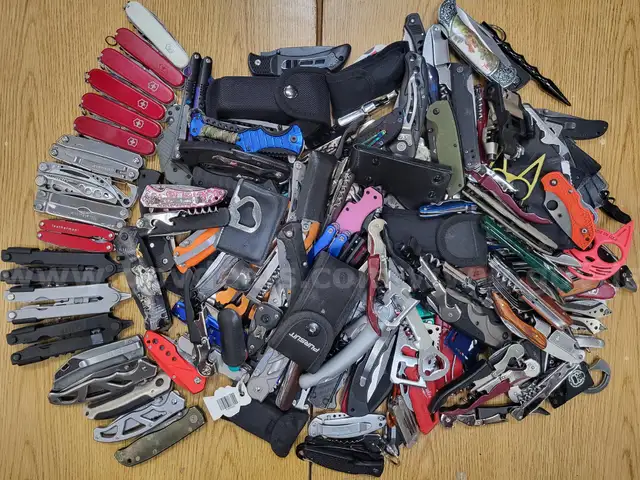 Bag of miscellaneous Knives & Multi-Tools