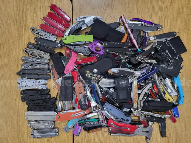 Bag of miscellaneous Knives & Multi-Tools