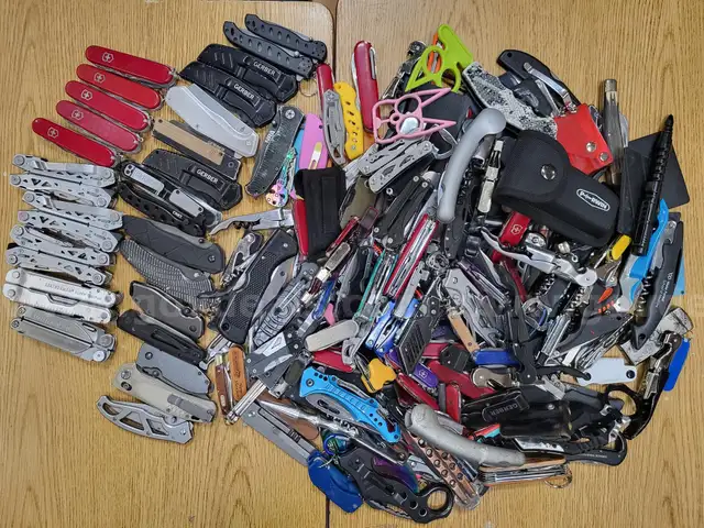 Bag of miscellaneous Knives & Multi-Tools