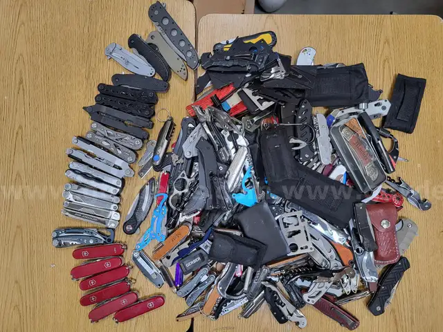 Bag of miscellaneous Knives & Multi-Tools