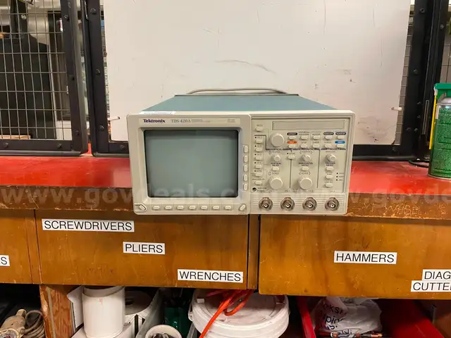 Tektronix TDS 420A Four Channel Digitizing Oscilloscope (NON-WORKING/FOR PARTS)