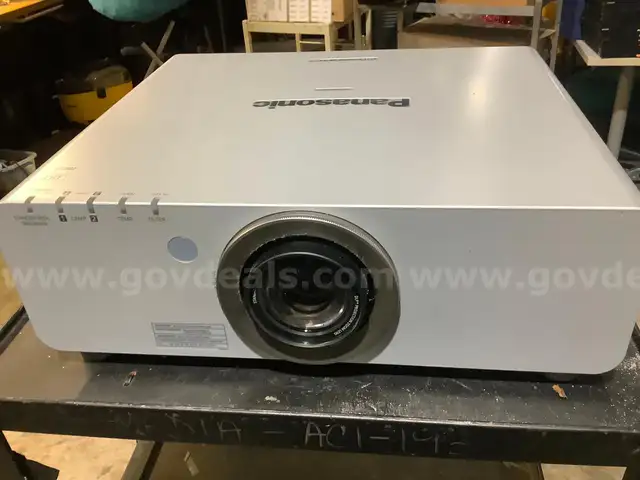 (1) Panasonic projector