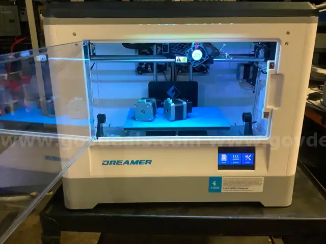 (1) 3D printer by Fashforge