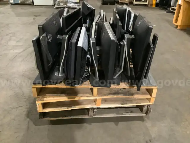 Lot of (28) computer monitors