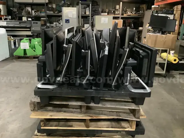 Lot of (28) computer monitors