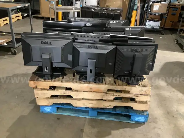 Lot of (26) computer monitors