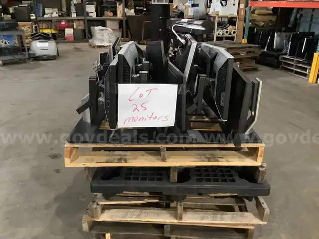 Lot of (25) computer monitors
