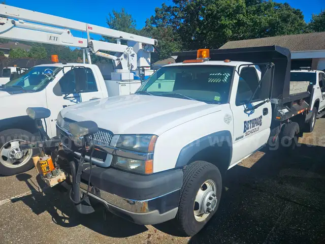 2004 Chevrolet Silverado 3500 with plow