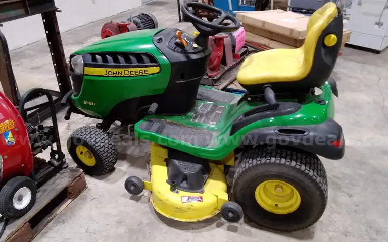 John Deere E160 Lawn tractor