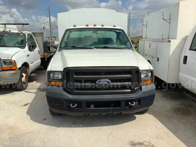 13-2521/ 2006 Ford F-350 SD, with a utility body.