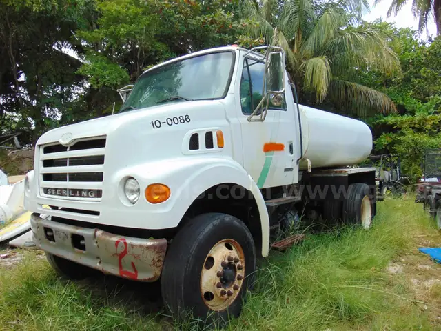 10-0086/ 2001 Sterling L7500, water tanker. PROS 25-19 #2
