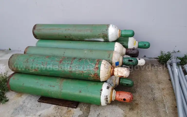 Lot of (20) oxygen and acetenyl tanks