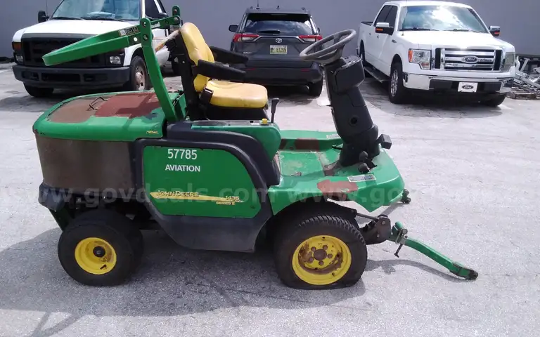 John Deere 1435 Series II, Riding lawn Mowrer, Diesel powered, no cutting deck, for parts or repaid