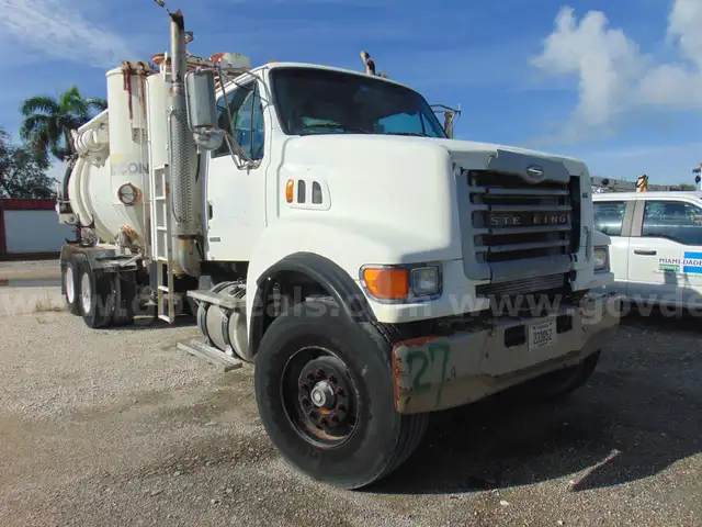 17-0087/ 2006 Sterling LT9500, Vacuum truck. WASD 26-01 # 27
