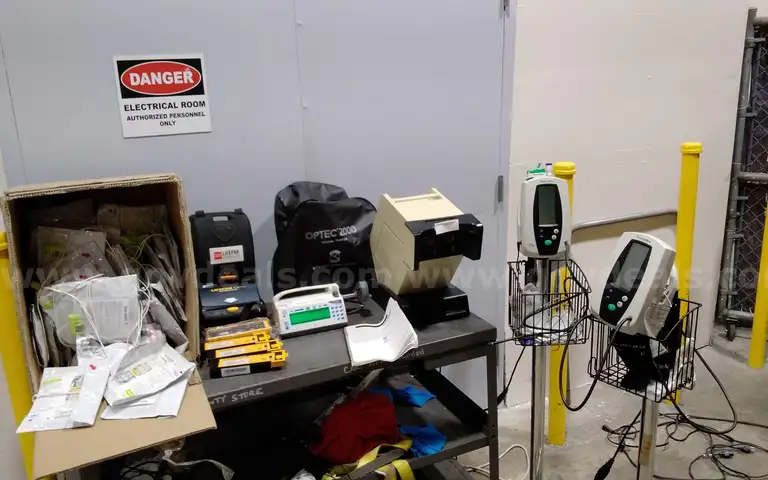 Lot of miscellaneous medical equipment