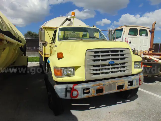 100081/ 1995 Ford F800, flatbed truck with plastic water tank. Aviation #6