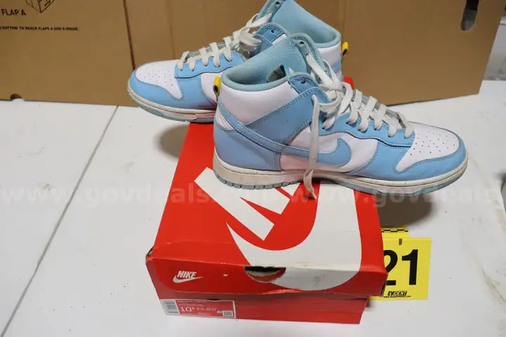 Size 10.5 Nike "Dunks", Blue and White