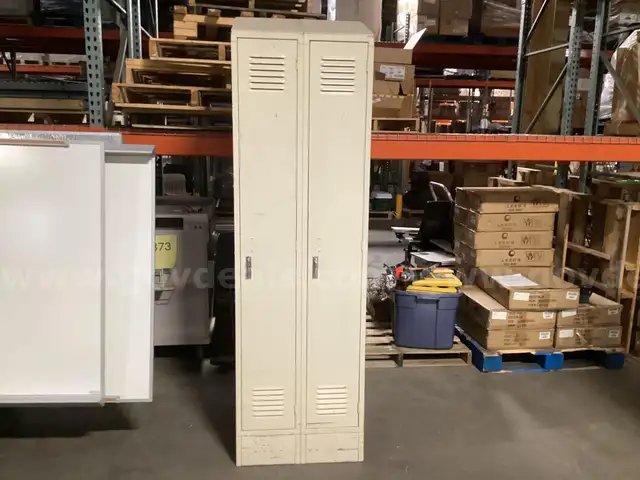 1 - Bank of 2 - Lockers.
