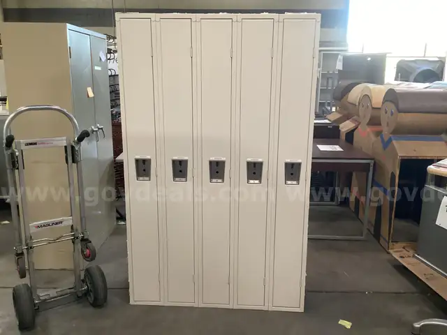 Bank of 5 Lockers.
