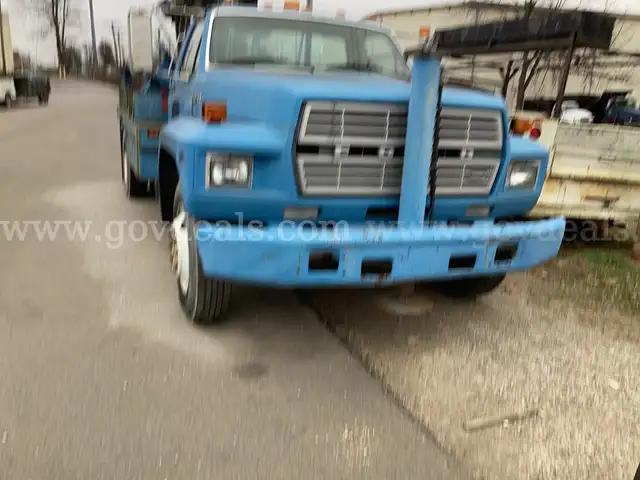 1983 Ford F700 Drilling Rig