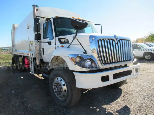 2011 International 7400 Fanotech Packer