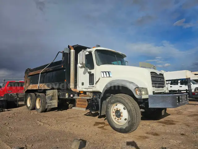 2010 Mack GU713