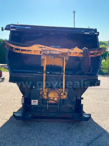 Garbage can tipper