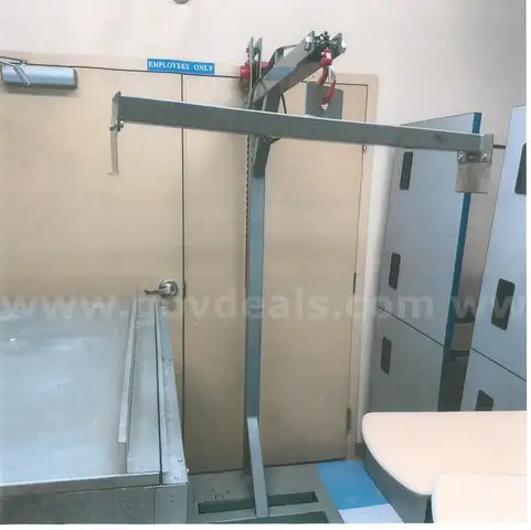 Ice sculpture stand with lift