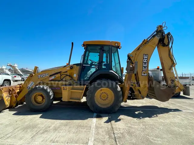 2005 John Deere Backhoe 710