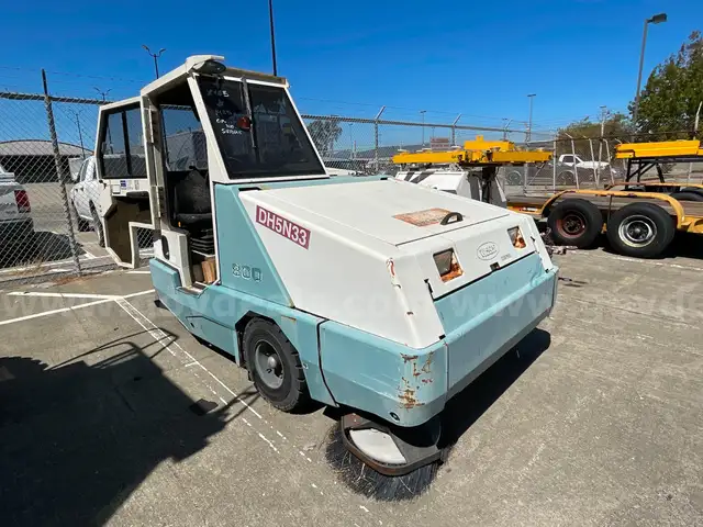 2003 Tennant 800 Ride-on Sweeper