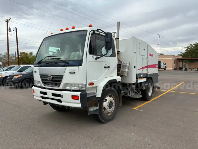 2011 NISSAN 3300 SWEEPER TRUCK