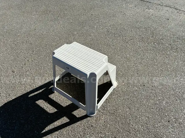 PLASTIC 2 STEP STOOL