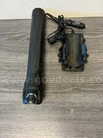 USED FLASHLIGHT W/CHARGER AND BATTERY