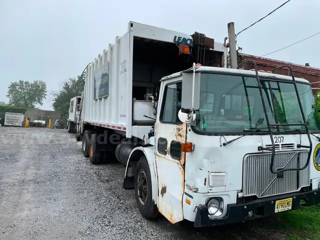 2001 Volvo Xpeditor XLL w/Leach Packer Garbage Truck