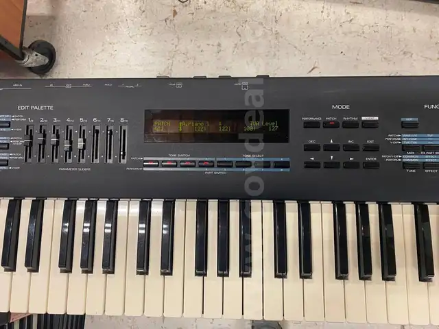 Roland JV-90 &#x2013; Expandable Synthesizer Keyboard