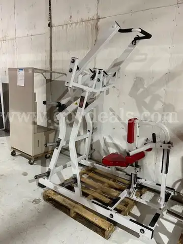 Hammer Strength Iso-Lateral Front Lat Pulldown.