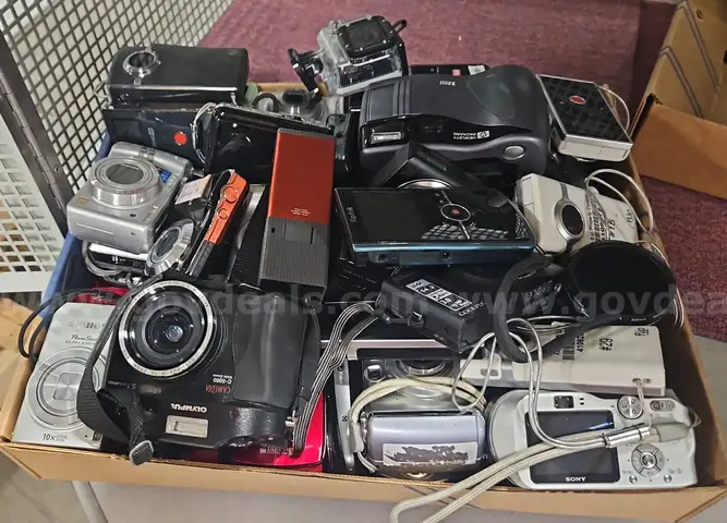 Mixed Lot of Digital Cameras &#x26; Camcorders