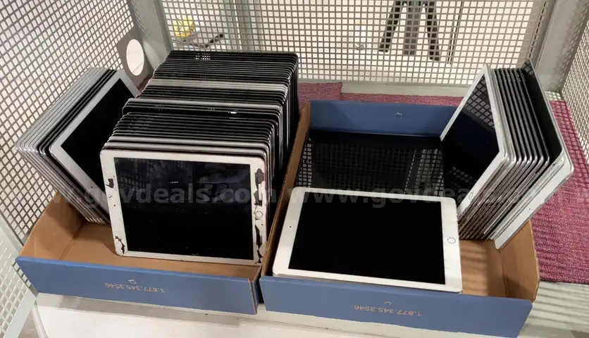 Lot of 76 Older Apple iPads - Functional