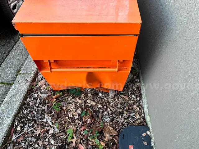 Slightly damaged job box