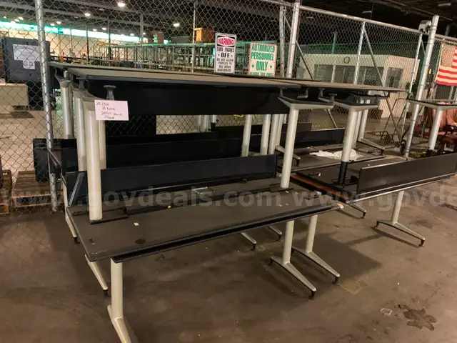 Lot of 16 Tables