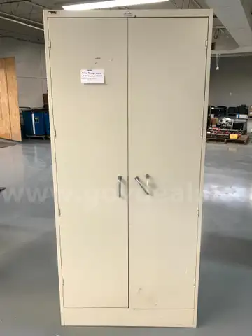 Metal Storage Cabinet w/Key **Doesn&#x27;t Latch