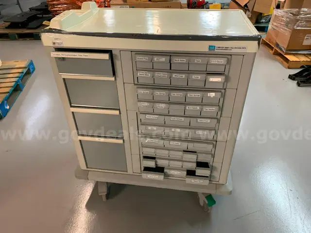 Medical Cart NO KEYS