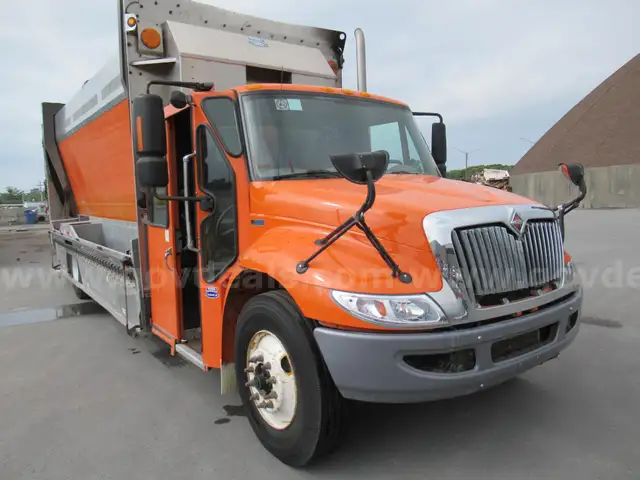 2013 International 4300 Recycler