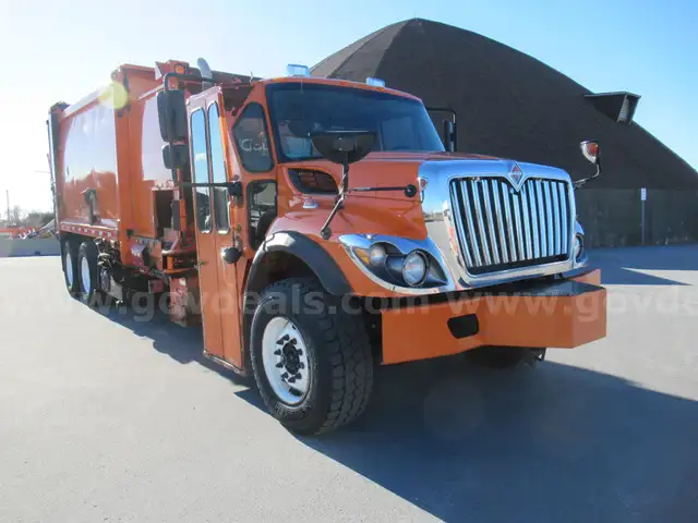 2019 International 7400 Shu-Pak Dual Stream Side Load Refuse Truck