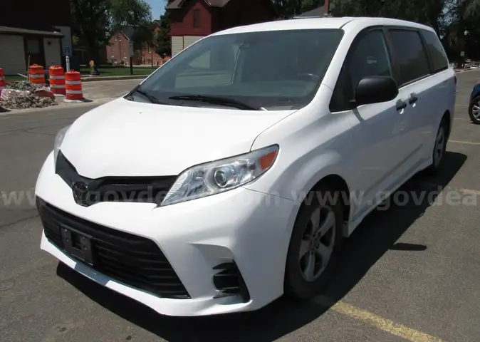 2019 Toyota Sienna L 7-Passenger Sports Van  V06158  U3131