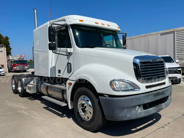 2004 Freightliner Columbia 120  *** LOW MILES ***