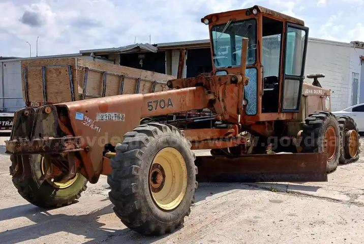 1982 JOHN DEERE 570A GRADER (DIESEL)