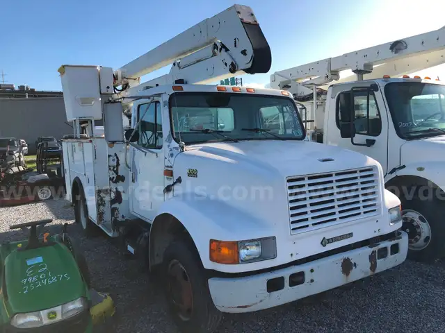 2002 International 4700 WITH VERSALIFT ATTACHED